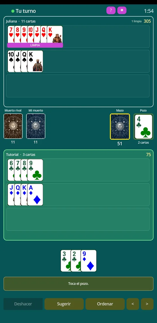Mesa en juego, con los juegos bajados, el mazo y el pozo